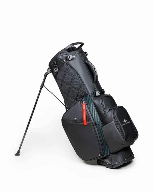 balanced dual straps on a golf stand bag for comfortable carry
